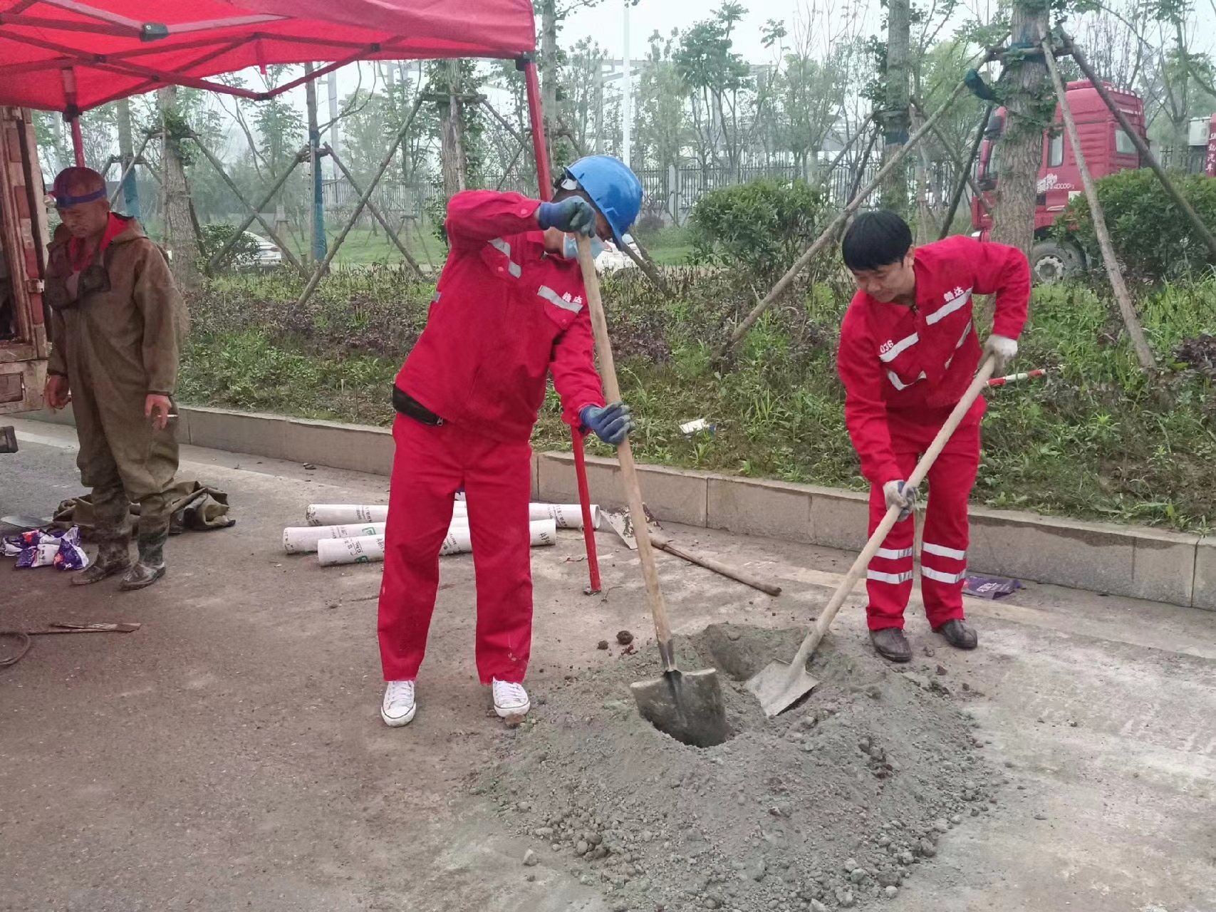 石峰管道疏通哪家好】及时进行市政管道清淤